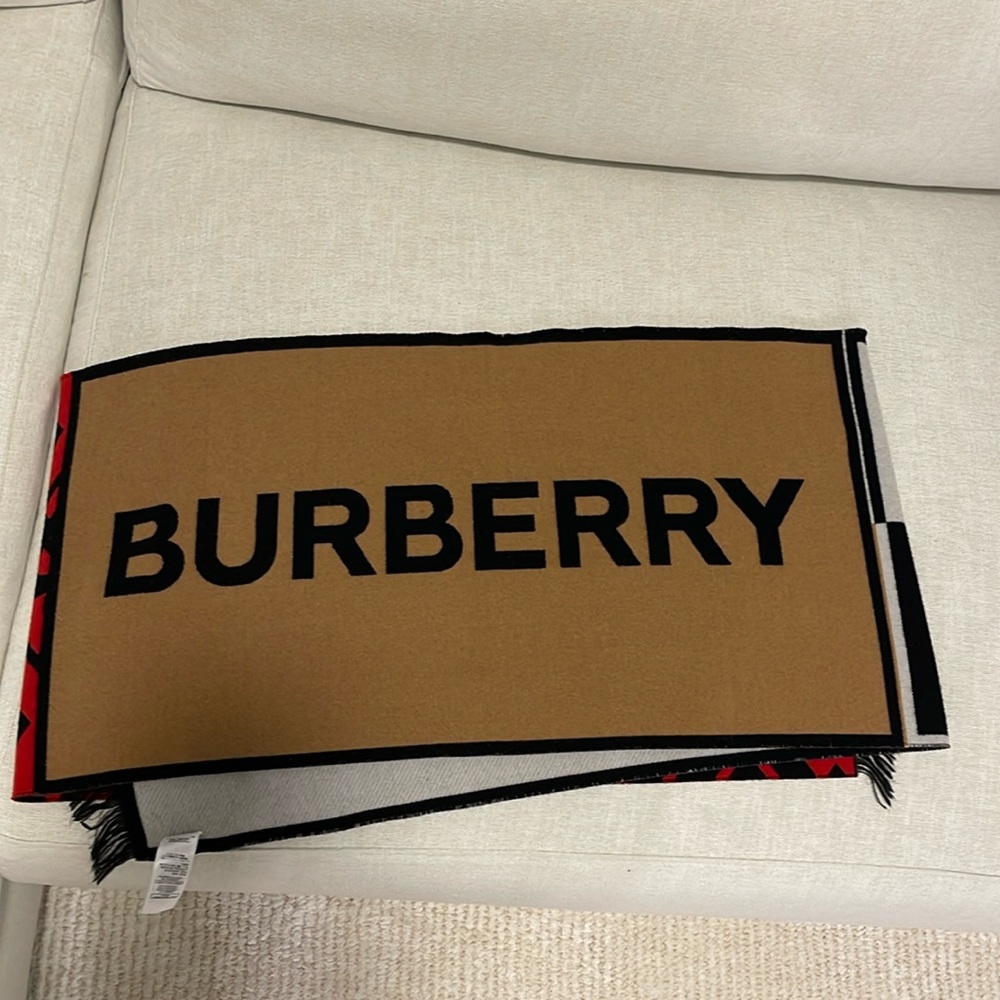 Burberry 100% wool scarf